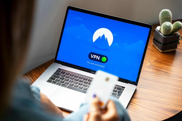 Quelle méthode utiliser pour mettre en place un réseau VPN site à site pour connecter deux bureaux distants?